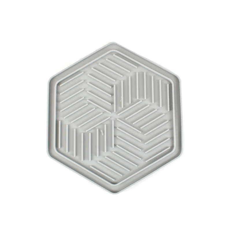 Lick mat gris hexagonal Lick mat se adhiere a cualquier superficie, usalo para distraer a tu perro con un snack.
